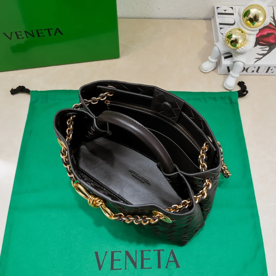 Batch 1960 BOTTEGA VENETA 2024 spring and summer new small ANDIAMO chain bag is also available! 🔥🔥I believe many friends have been waiting for a long time. The metallic chain adds a touch of sophistication to the original softness and elegance of Andiamo. The collision of classic craftsmanship and elegance creates a different kind of beauty. Style number: 6008 Size: 25*22*10.5cm